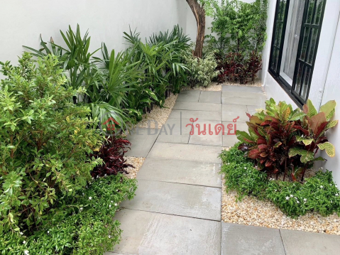 Gorgeous 4-storey Townhouse at Ekamai Soi 12, available for rent _0