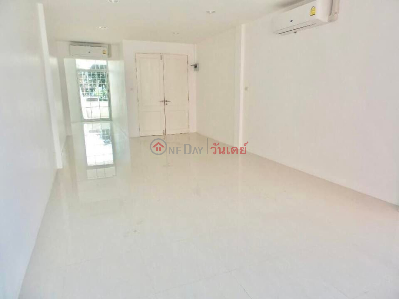 A renovated Town house In Ekamai Rental Listings (TRI-TP0001212)