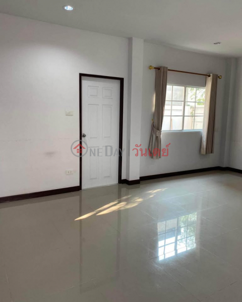 ฿ 12,000/ month Spacious 2-Story Townhome (Unfurnished) in Niraville Irish, Soi Phanthuwong