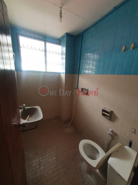 ฿ 6.5Million 4-Bedroom Town House at Sukhumvit 71 for Renovation