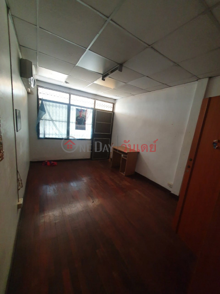 ฿ 6.5Million | 4-Bedroom Town House at Sukhumvit 71 for Renovation