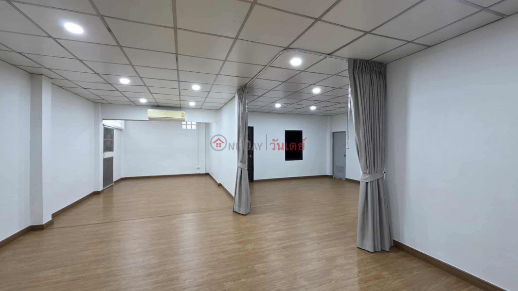 ศูนย์กลางธุรกิจลาดพร้าว: ให้เช่าสำนักงาน/บ้าน 2 ชั้น ทำเลยุทธศาสตร์ | ประเทศไทย | เช่า | ฿ 38,000/ เดือน