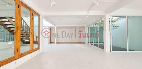 Modern Vintage 3 Beds 4 Baths Soi Sukhumvit 77 _0