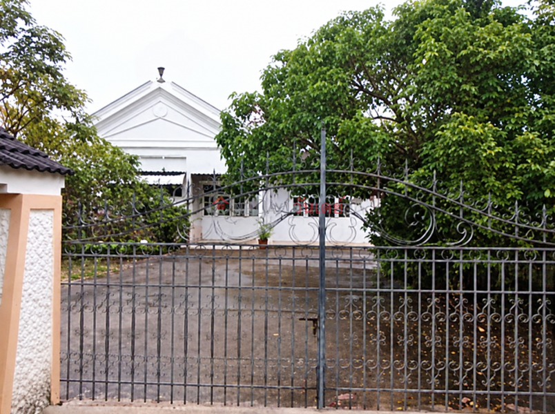 ฿ 13.5Million, Land for sale with a detached house and other structures, prime location, 4 rai, Phanat Nikhom, near Lotus.
