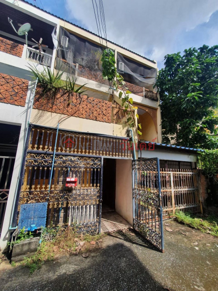 4-Bedroom Town House at Sukhumvit 71 for Renovation Sales Listings