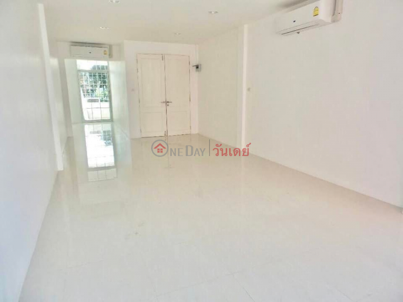 A renovated Town house In Ekamai รายการเช่า (TRI-7384)