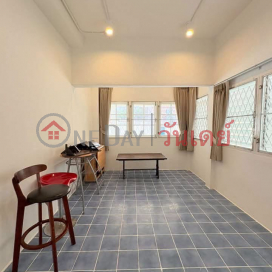 Retro-Style House for Rent in Pattanakarn 69, Pet Friendly _0