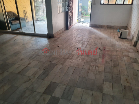 4-Bedroom Town House at Sukhumvit 71 for Renovation _0