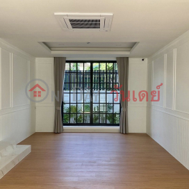 Gorgeous 4-storey Townhouse at Ekamai Soi 12, available for rent _0