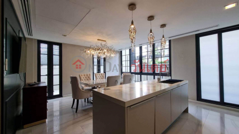 ULTRA-LUXURY 5-STORY TOWNHOME AT QUARTER 31 _0
